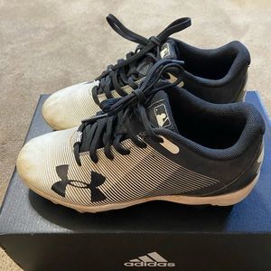 Boys under armour baseball cleats. Size 1.5